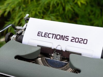 Psací stroj s nápisem Elections 2020