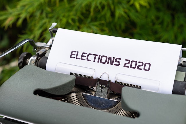 Psací stroj s nápisem Elections 2020